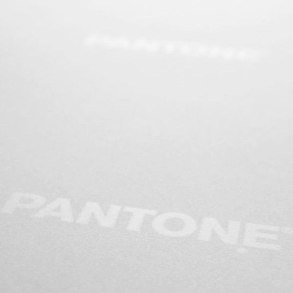 Na zadnji strani je odtisnjen Pantone logo.